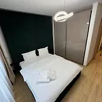 Luxury Glam Coresi Mall Area - Parking Option Apartment Brasov