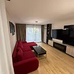 Apartment Luxury Glam Coresi Mall Area - Parking Option