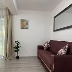 Apartment Luxury Glam Coresi Mall Area - Parking Option