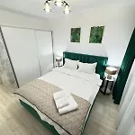Luxury Glam Coresi Mall Area - Parking Option Apartment