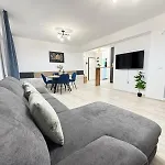 Luxury Glam Coresi Mall Area - Parking Option