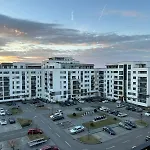 Apartment Luxury Glam Coresi Mall Area - Parking Option