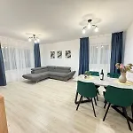 Apartment Luxury Glam Coresi Mall Area - Parking Option *