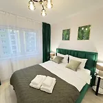 Apartment Luxury Glam Coresi Mall Area - Parking Option