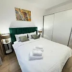 Apartment Luxury Glam Coresi Mall Area - Parking Option Brasov