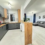 Luxury Glam Coresi Mall Area - Parking Option Apartment