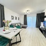Apartment Luxury Glam Coresi Mall Area - Parking Option *