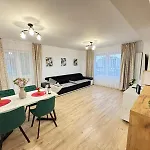 Luxury Glam Coresi Mall Area - Parking Option