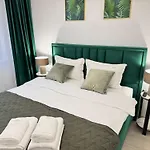 Apartment Luxury Glam Coresi Mall Area - Parking Option Brasov