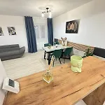 Luxury Glam Coresi Mall Area - Parking Option Apartment