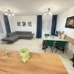 Apartment Luxury Glam Coresi Mall Area - Parking Option
