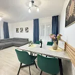 Apartment Luxury Glam Coresi Mall Area - Parking Option *