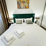 Luxury Glam Coresi Mall Area - Parking Option Apartment *