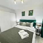 Apartment Luxury Glam Coresi Mall Area - Parking Option