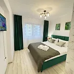 Apartment Luxury Glam Coresi Mall Area - Parking Option *