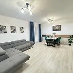 Luxury Glam Coresi Mall Area - Parking Option Apartment Brasov