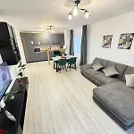 Apartment Luxury Glam Coresi Mall Area - Parking Option Brasov