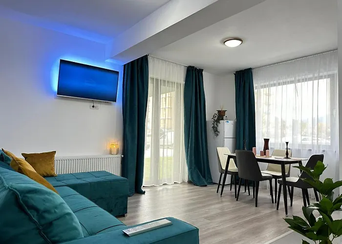 Luxury Glam Coresi Mall Area