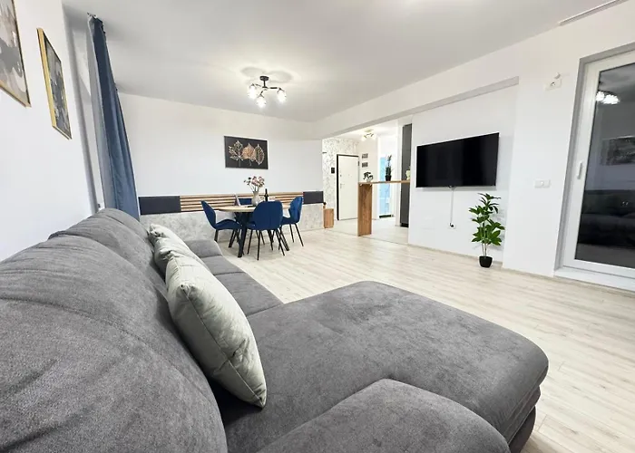 Luxury Glam Coresi Mall Area