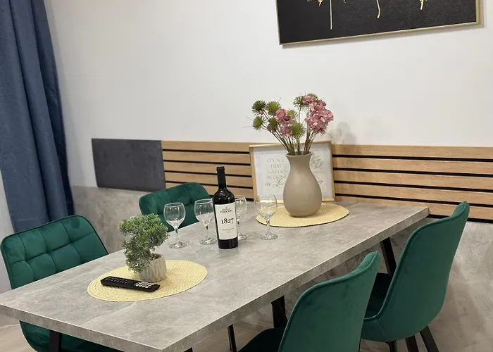 Luxury Glam Coresi Mall Area