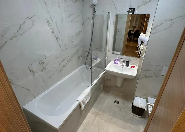 Luxury Glam Coresi Mall Area *